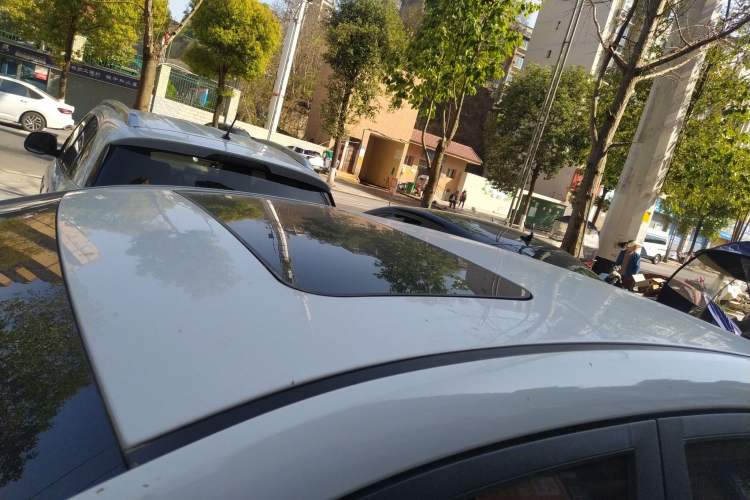 Used Roewe 360 2015 1.5L Automatic Luxury Edition Roof