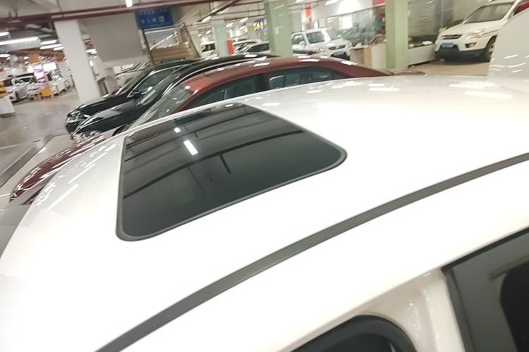 Used Roewe 360 2015 20T TST Deluxe Edition Roof