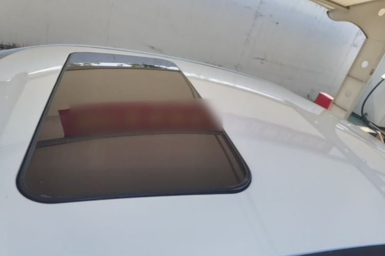 Used Roewe 360 2015 20T TST Deluxe Edition Roof