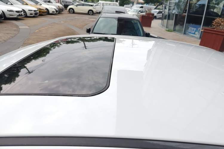 Used Roewe 360 2015 1.5L Automatic Luxury Edition Roof