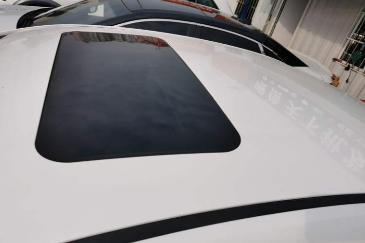 Used Roewe 360 2015 1.5L Automatic Luxury Edition Roof