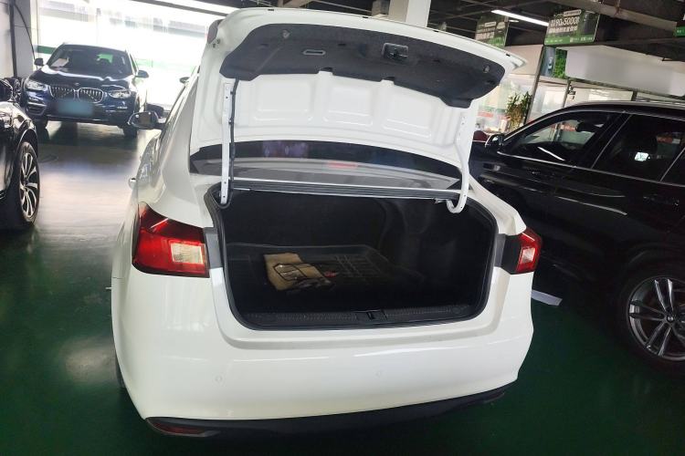 Used Roewe 360 2015 1.5L Automatic Luxury Edition Trunk