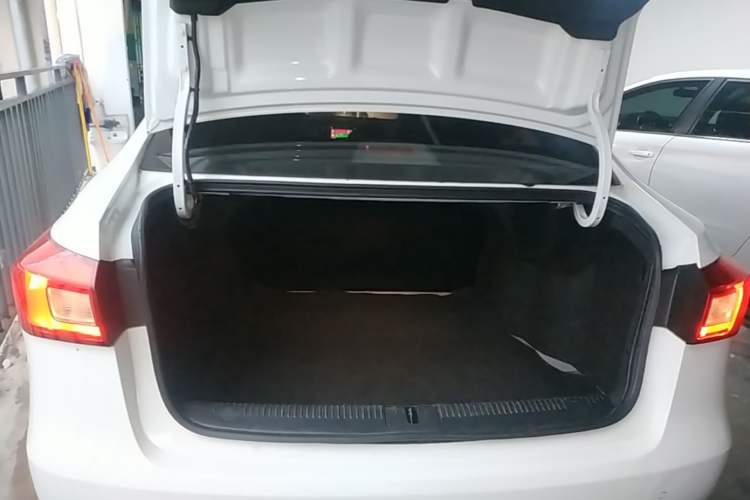 Used Roewe 360 2015 1.5L Manual Luxury Edition Trunk