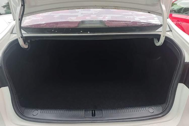 Used Roewe 360 2015 1.5L Automatic Luxury Edition Trunk