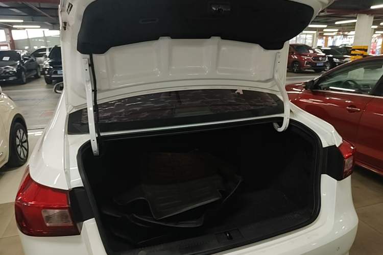 Used Roewe 360 2015 20T TST Deluxe Edition Trunk
