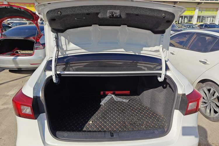 Used Roewe 360 2015 1.5L Automatic Luxury Edition Trunk