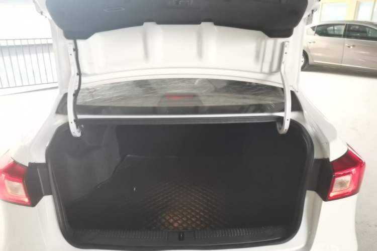 Used Roewe 360 2015 1.5L Automatic Luxury Edition Trunk