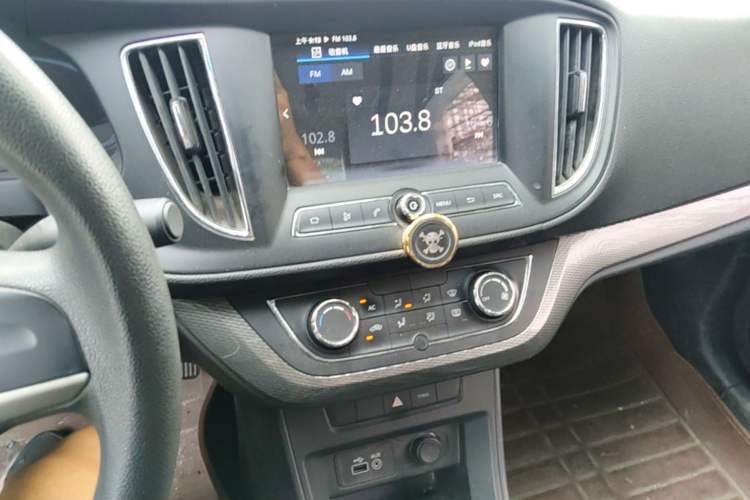 Used Roewe 360 2015 1.5L Manual Luxury Edition Audio And AC Panel