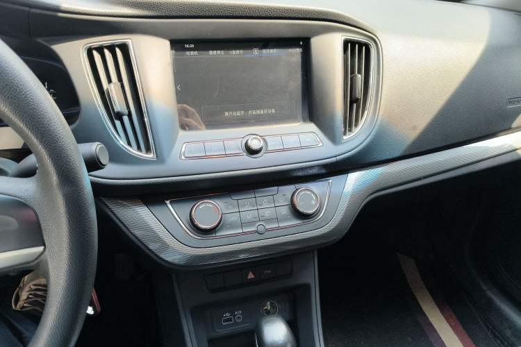 Used Roewe 360 2015 1.5L Automatic Luxury Edition Audio And AC Panel
