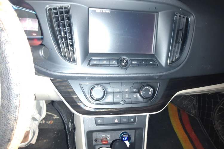Used Roewe 360 2015 20T TST Deluxe Edition Audio And AC Panel