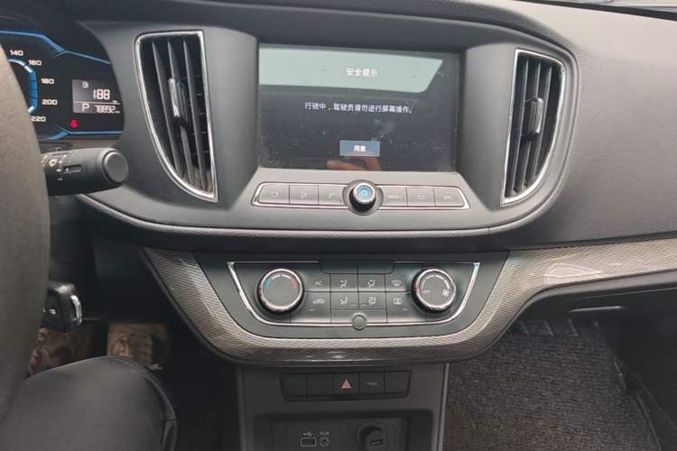 Used Roewe 360 2015 1.5L Automatic Luxury Edition Audio And AC Panel