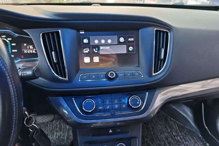 Used Roewe 360 2015 1.5L Automatic Luxury Edition Audio And AC Panel