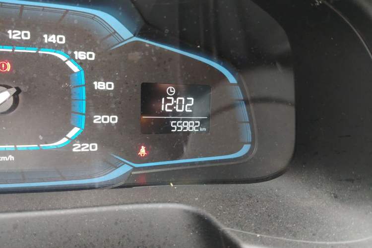 Used Roewe 360 2015 1.5L Manual Luxury Edition Odometer Close Up
