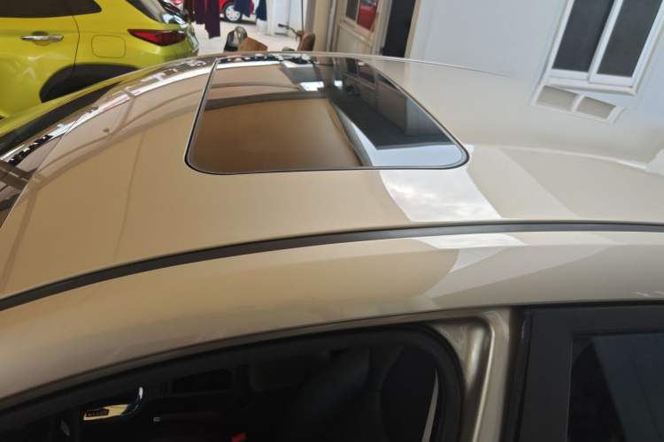 Used Roewe 360 2015 20T TST Deluxe Edition Roof