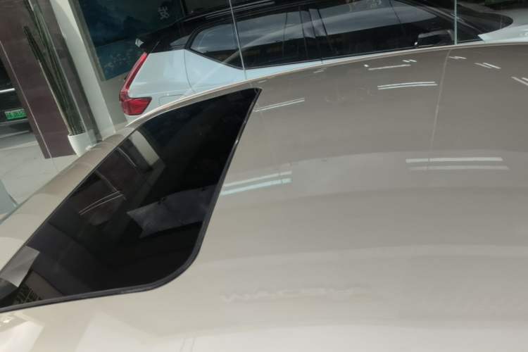 Used Roewe 360 2015 1.5L Automatic Luxury Edition Roof