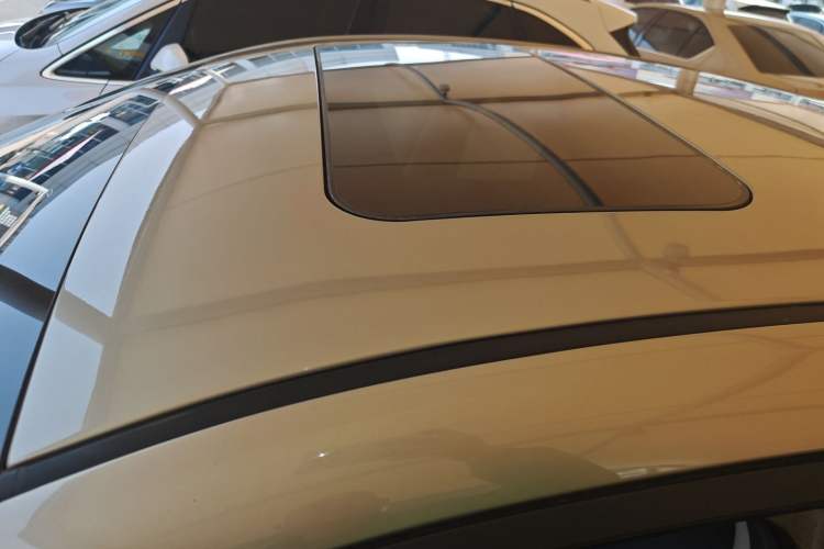 Used Roewe 360 2015 20T TST Deluxe Edition Roof