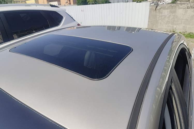 Used Roewe 360 2015 1.5L Automatic Luxury Edition Roof