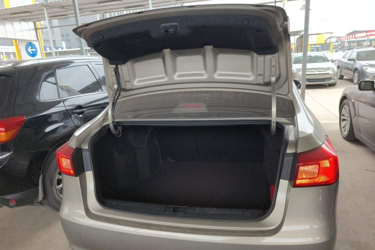 Used Roewe 360 2015 1.5L Automatic Luxury Edition Trunk