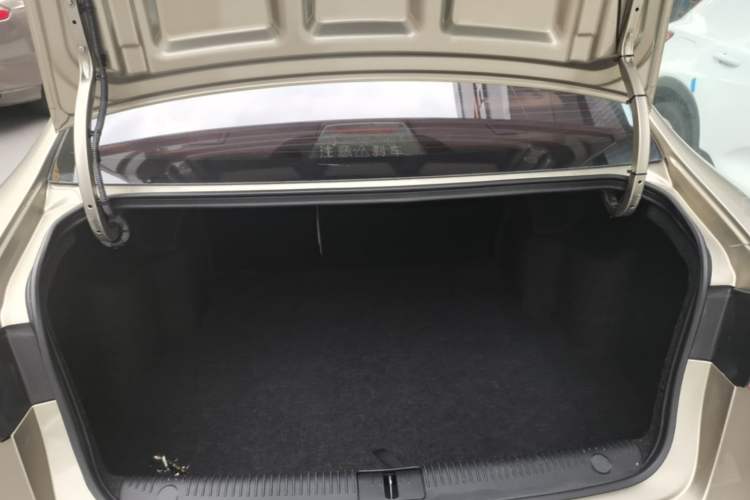 Used Roewe 360 2015 1.5L Automatic Luxury Edition Trunk
