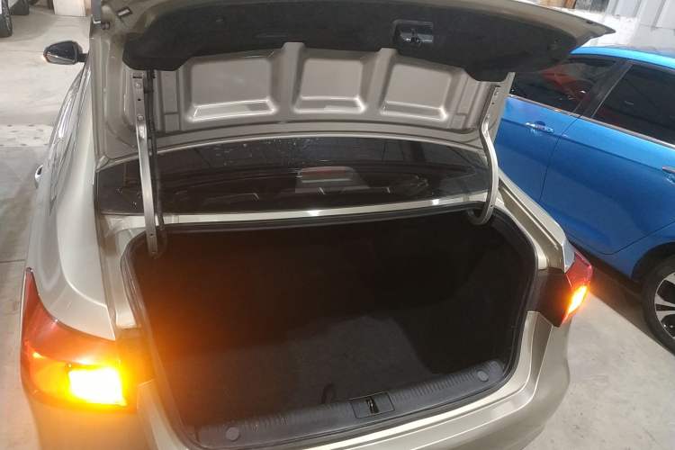 Used Roewe 360 2015 1.5L Automatic Luxury Edition Trunk