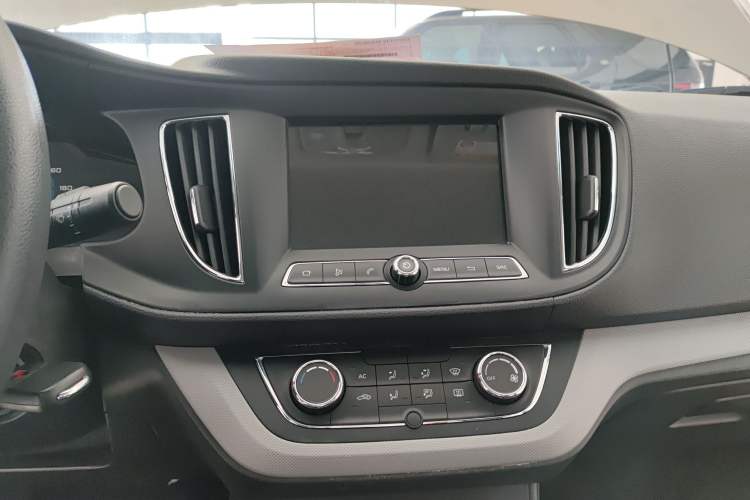 Used Roewe 360 2016 1.5L Automatic Smart Screen Version Audio And AC Panel