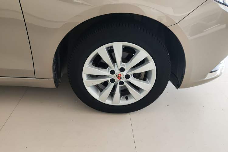 Used Roewe 360 2016 1.5L Automatic Smart Screen Version Right Front Wheel Hub