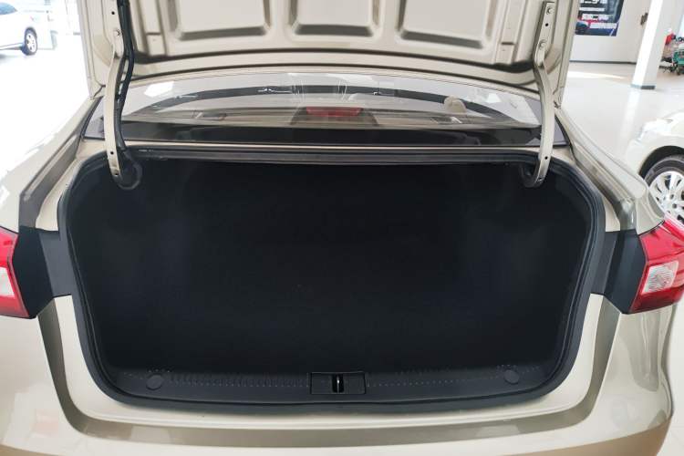 Used Roewe 360 2016 1.5L Automatic Smart Screen Version Trunk