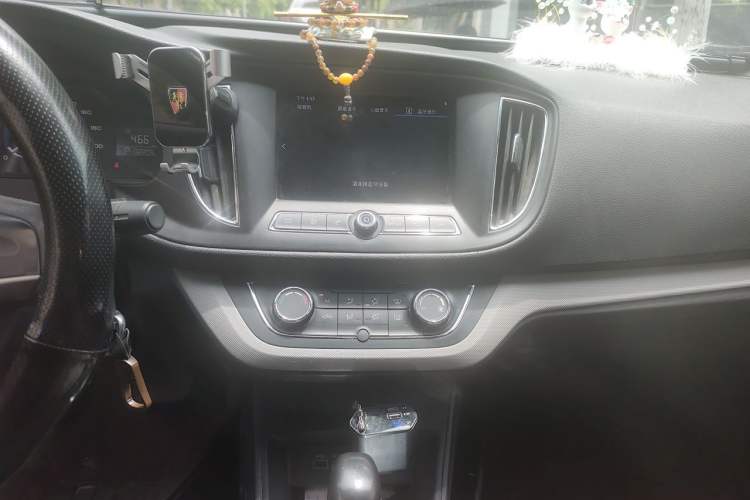 Used Roewe 360 2016 1.5L Automatic Smart Screen Version Audio And AC Panel