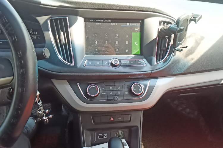 Used Roewe 360 2016 1.5L Automatic Smart Screen Version Audio And AC Panel