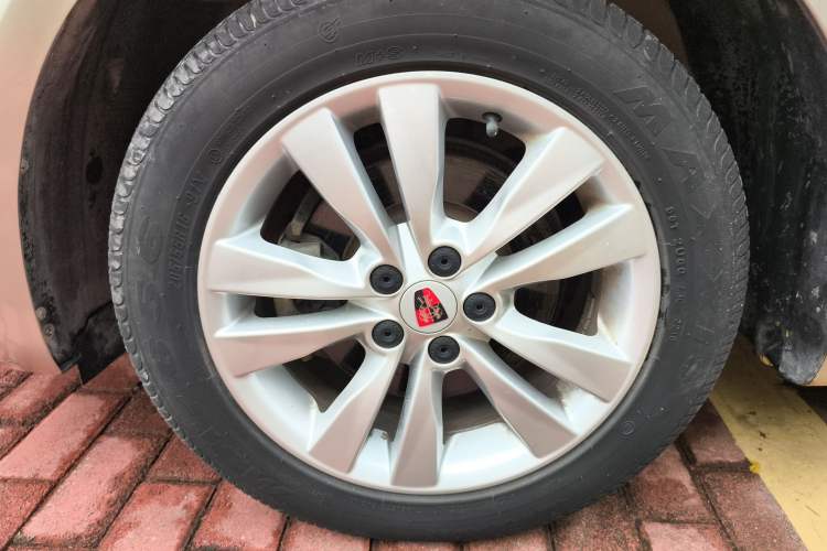 Used Roewe 360 2016 1.5L Manual Smart Screen Version Left Front Wheel Hub