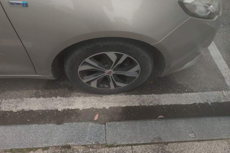 Used Roewe 360 2016 1.5L Automatic Smart Screen Version Right Front Wheel Hub