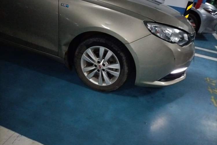 Used Roewe 360 2016 1.5L Automatic Smart Screen Version Right Front Wheel Hub