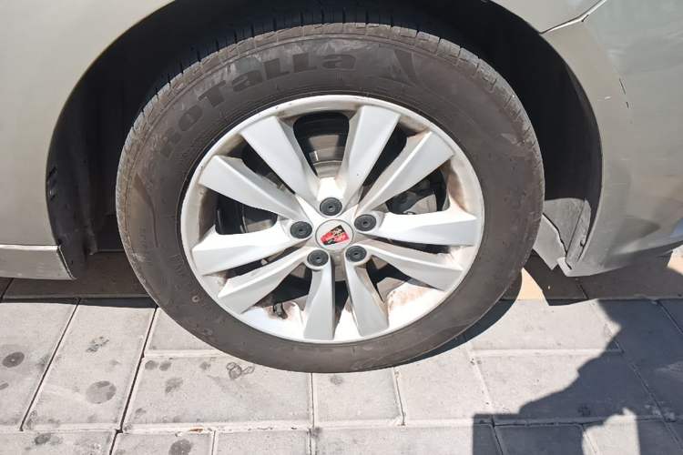 Used Roewe 360 2016 1.5L Automatic Smart Screen Version Right Front Wheel Hub