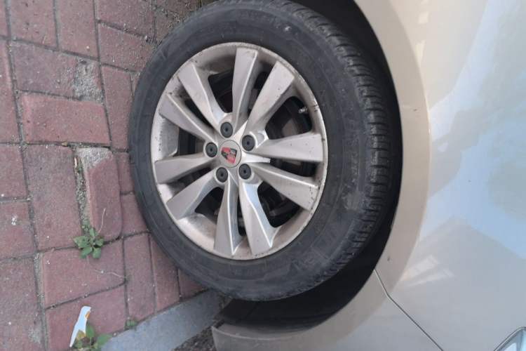 Used Roewe 360 2016 1.5L Automatic Smart Screen Version Right Front Wheel Hub