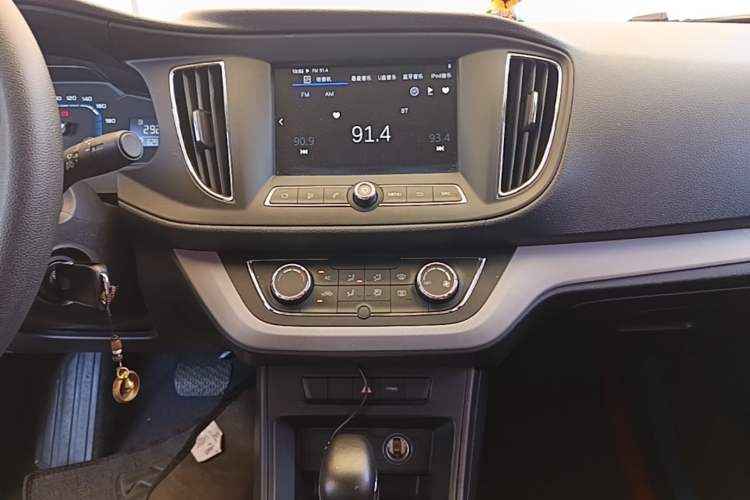 Used Roewe 360 2016 1.5L Automatic Smart Screen Version Audio And AC Panel