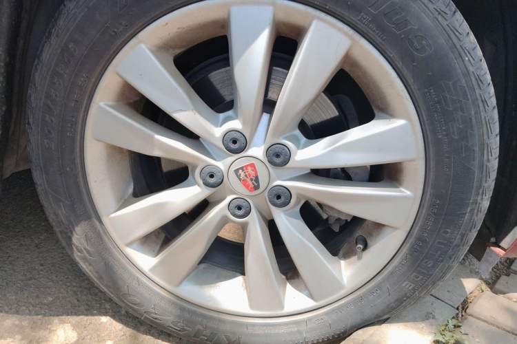 Used Roewe 360 2016 1.5L Automatic Smart Screen Version Right Front Wheel Hub