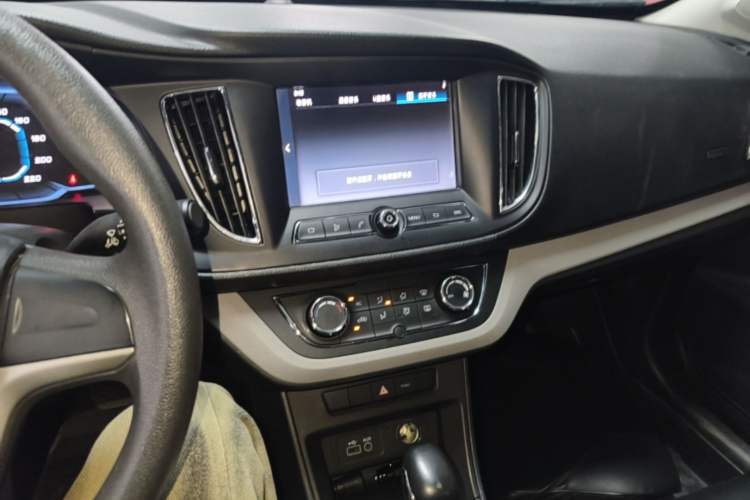 Used Roewe 360 2016 1.5L Automatic Smart Screen Version Audio And AC Panel