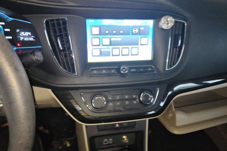 Used Roewe 360 2016 1.5L Automatic Smart Screen Version Audio And AC Panel