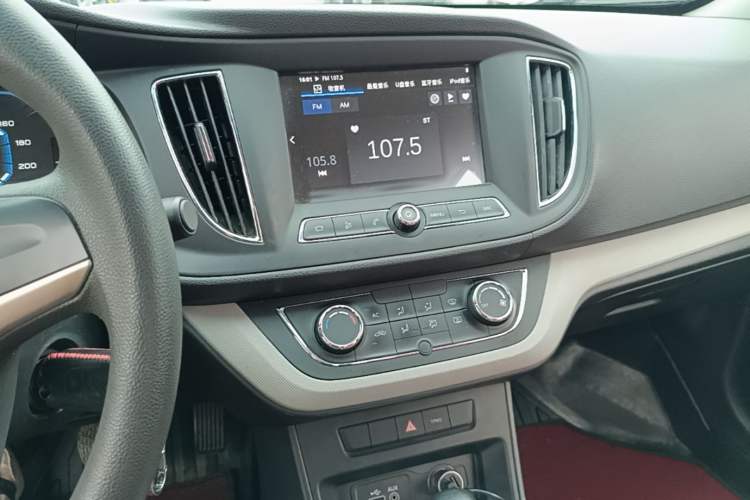 Used Roewe 360 2016 1.5L Automatic Smart Screen Version Audio And AC Panel