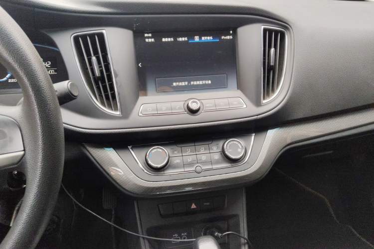 Used Roewe 360 2016 1.5L Automatic Smart Screen Version Audio And AC Panel