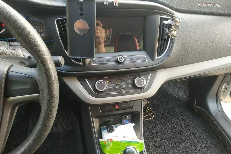 Used Roewe 360 2016 1.5L Automatic Smart Screen Version Audio And AC Panel