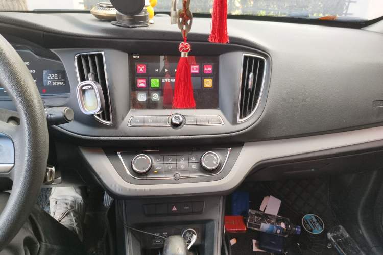 Used Roewe 360 2016 1.5L Automatic Smart Screen Version Audio And AC Panel