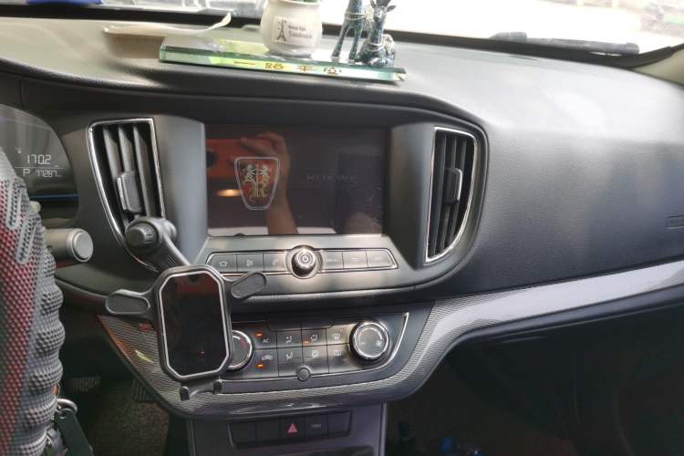 Used Roewe 360 2016 1.5L Automatic Smart Screen Version Audio And AC Panel
