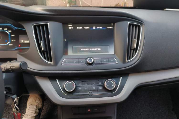 Used Roewe 360 2016 1.5L Automatic Smart Screen Version Audio And AC Panel