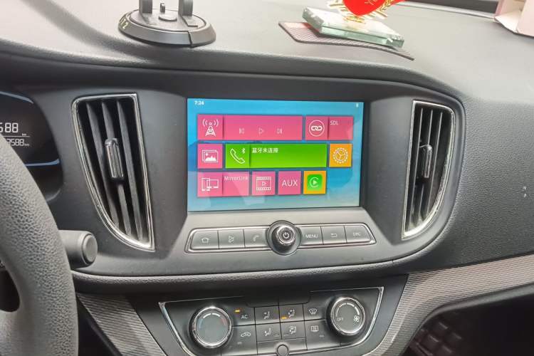 Used Roewe 360 2016 1.5L Automatic Smart Screen Version Audio And AC Panel