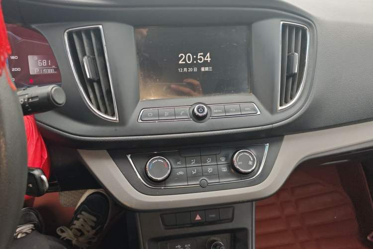 Used Roewe 360 2016 1.5L Automatic Smart Screen Version Audio And AC Panel