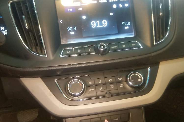 Used Roewe 360 2016 1.5L Automatic Smart Screen Version Audio And AC Panel