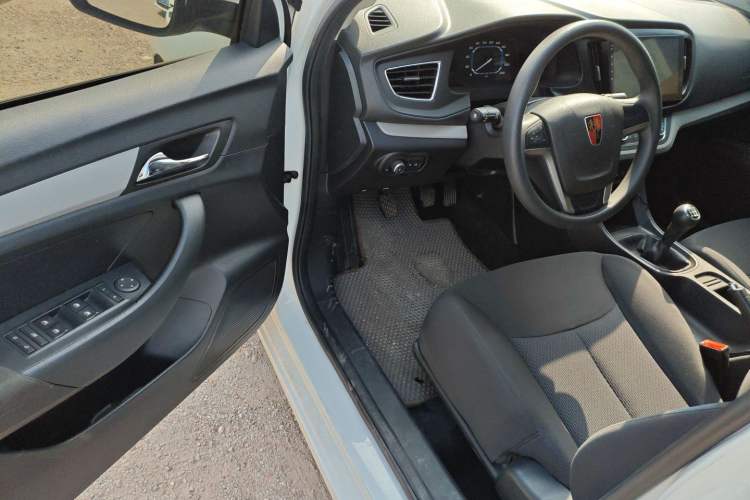 Used Roewe 360 2016 1.5L Manual Smart Screen Version Interior 3