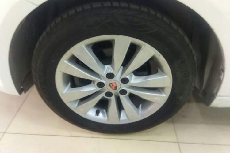 Used Roewe 360 2016 1.5L Automatic Smart Screen Version Left Front Wheel Hub