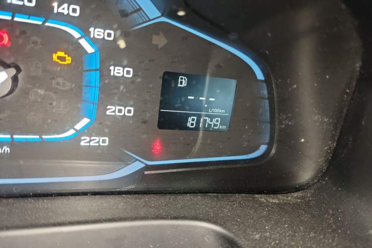 Used Roewe 360 2016 1.5L Manual Smart Screen Version Odometer Close Up